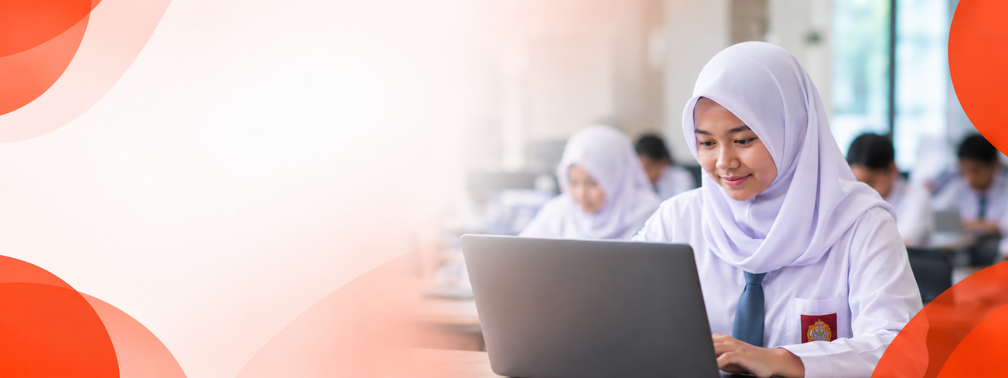 Siswi mengerjakan Tes Kemampuan Akademik dengan laptop di ruang kelas